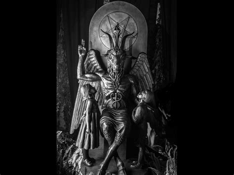 Статуя сатаны