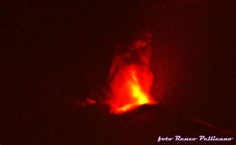 Le eruzioni esplosive sono eruzioni con attività di tipo stromboliano, cioè con emissione di gas e lapilli dai crateri sommitali o da. Etna, terza eruzione esplosiva nella notte: le FOTO da ...