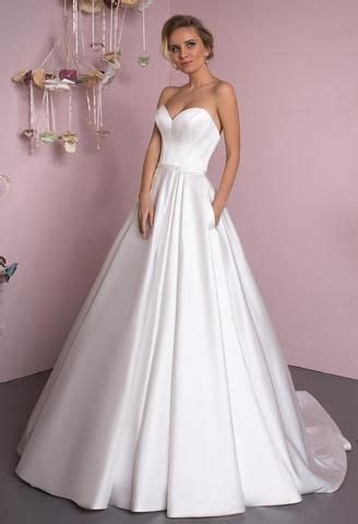 This dress is perfect for wedding parties or other special occasional events. Lace tulle long slevee white ivory princess ball gow lace ...
