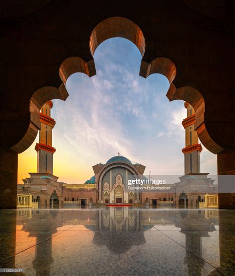 Wilayah persekutuan kuala lumpur ialah salah satu daripada tiga buah wilayah persekutuan malaysia, dan juga sebuah enklaf dalam negeri selangor, di pantai barat tengah semenanjung malaysia. Sunset Scene of Wilayah Persekutuan mosque in Kuala Lumpur ...
