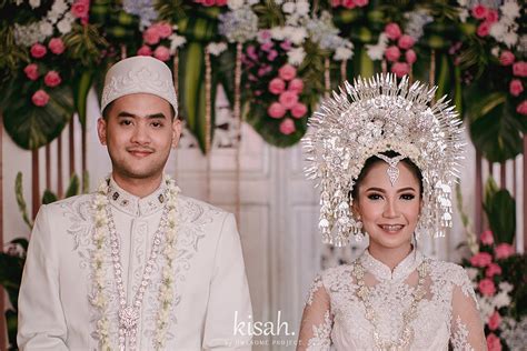 Memakai pakaian tradisional khas jawa, kedua mempelai dipertemukan. Pernikahan Percampuran Adat Minang dan Jawa | The Wedding ...
