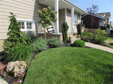 10 Long Front Yard Landscaping Ideas