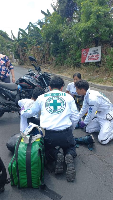 Socorristas Auxilian A Motociclista Que Resultó Lesionado Tras Accidentarse En Calle A Mariona