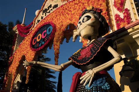 El valor nace y se desarrolla cuando cada uno. Celebrate Coco and Día de los Muertos At The Disneyland ...