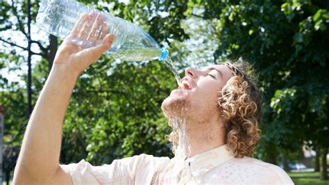 20 Signs Youre Dehydrated And What To Do About It Huffpost Uk