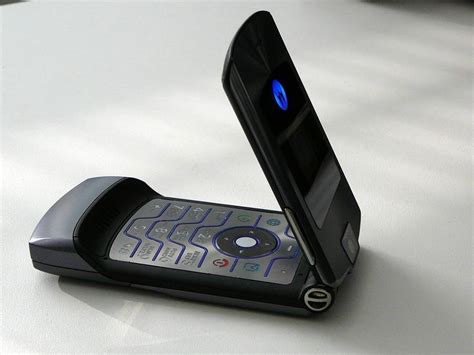 Motorolaのrazr折りたたみスマホは今年q4に登場か Ubergizmo Japan