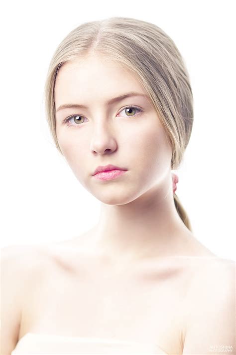 What to do with the background of a portrait? white background | Portrait photos | Portraits with a soul
