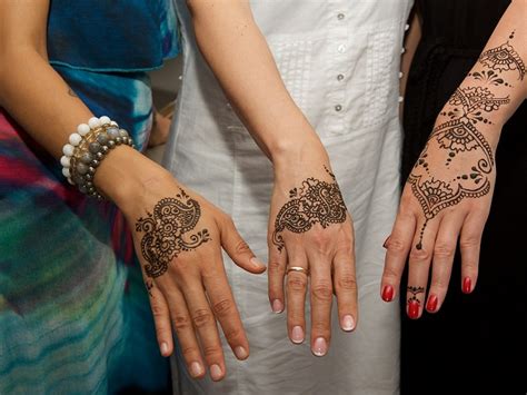 Mehndi design in bridal hand looks such a beautiful mehndi design. 15 Simple Back Hand Mehndi Designs with Images 2020 - Mastorat.com
