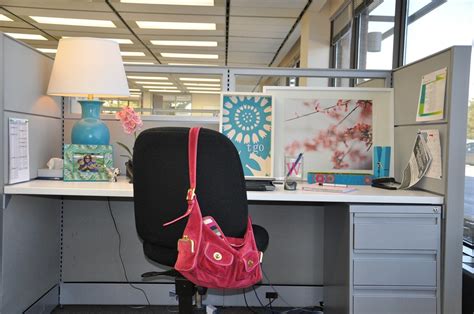 Office cubicles force employees to work in close quarters that can be uncomfortable. 8 Cubicle Decor Ideas to Make Your Desk Less Boring