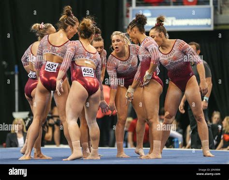 St 14th Apr 2017 The Oklahoma Womens Gymnastics Team Gathers On The Floor Prior To Starting