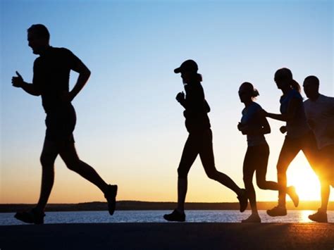 منظمة الصحة في بريطانيا تحث الأشخاص البالغين منتصف العمر على المشي السريع للمساعدة على بقائهم في صحة جيدة، خوفاً من أن يضر الخمول بصحتهم. لماذا رياضة المشي هي أفضل تدريب بدني؟ .. 30 فائدة مدهشة ...