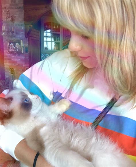 Taylor Swift Cradles Cat Benjamin Button In Adorable New Picture E