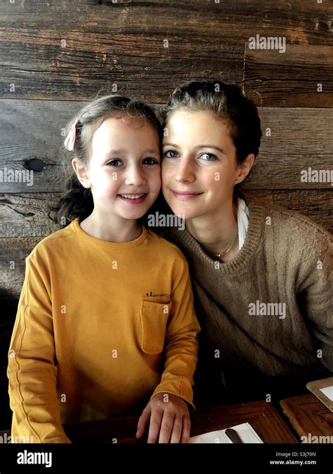 La Madre Y La Hija De 5 Años Parecen Iguales Fotografía De Stock Alamy