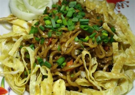 Buat bumbu halus dengan cara mengulek halus cabai. Cara Membuat Mie Goreng Dengan Bahan Seadanya / Mie Goreng ...