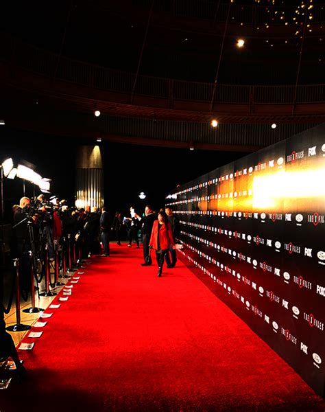 Premier почувствуй нас ближе, раньше, больше! The History of Movie Premieres - Red Carpet Systems