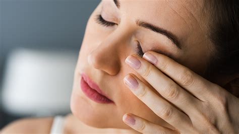 چشم درد چه دلیلی دارد و چگونه می‌توان آن را درمان کرد؟