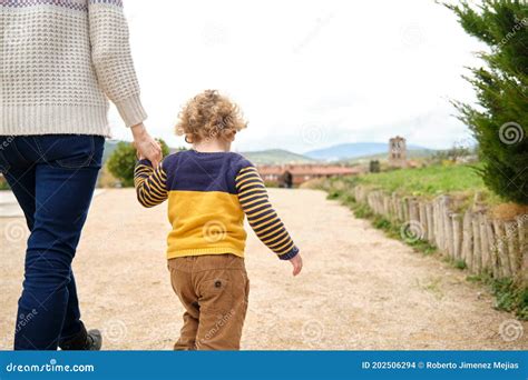 Madre E Hijo Caminando De La Mano Foto De Archivo Imagen De Junto