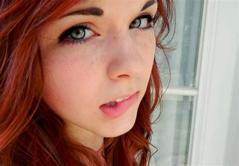 Redhead Women Green Eyes Face Freckles Biting