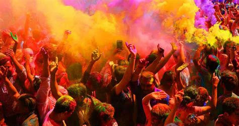 La festa, conosciuta come festa dei colori è un saluto alla primavera, la stagione simbolo di amore e fertilità, ed ha vari scopi tra cui, anticamente, quello di commemorare i buoni raccolti. Holi 2020 Celebration: 5 Best places in India to celebrate ...