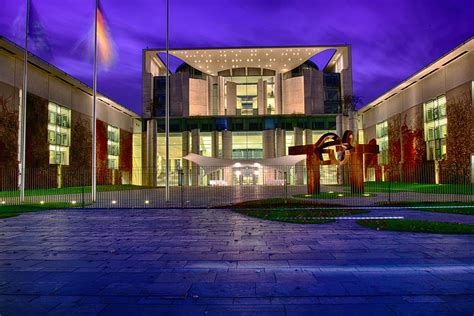 So much strength to resist! Bundeskanzleramt Berlin (Tiergarten)