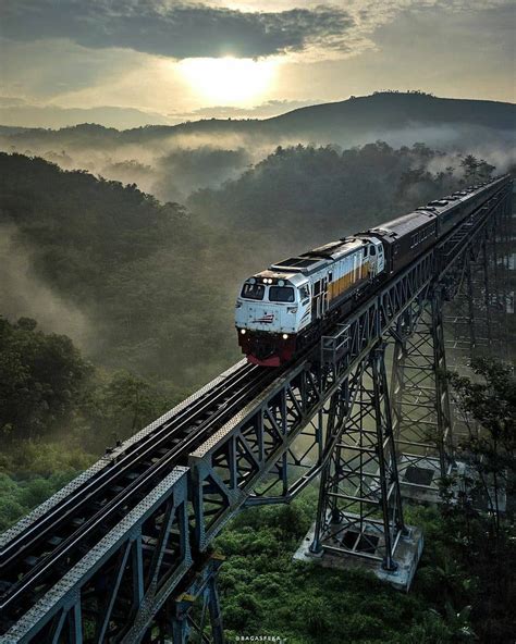 7 Jalur Kereta Api Di Indonesia Dengan Pemandangan Yang Luar Biasa