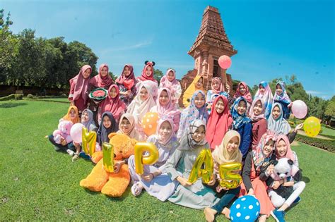 Ada sekolah yang foto butanya sebelum ujian, snm, sbm, dkk. 20+ Koleski Terbaru Contoh Tema Buku Tahunan Sekolah - Fatiha Decor