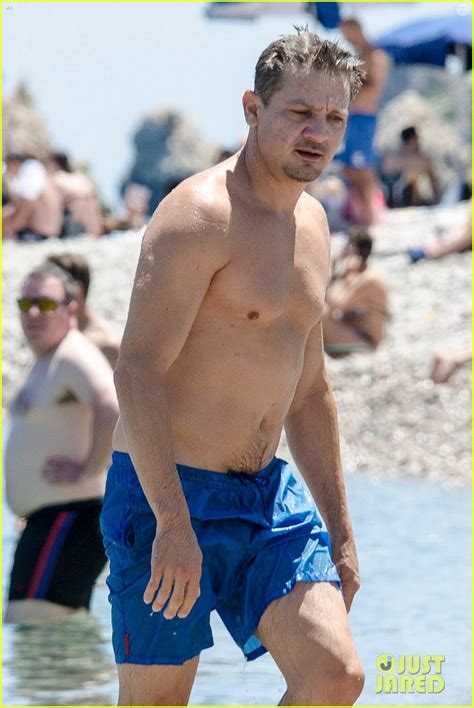 Jeremy Renner Goes Shirtless In Italy Suffers Injured Finger Photo Jeremy Renner