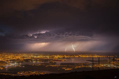 Durante la tormenta que se desató en horas de la madrugada de este lunes cayeron 100 milímetros en la vecina ciudad, hubo voladura de techos y anegamientos de calles. tormenta archivos | EL TOMAVISTAS DE SANTANDER