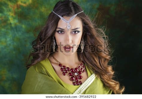Beautiful Fashion Indian Woman Portrait Oriental库存照片395682922