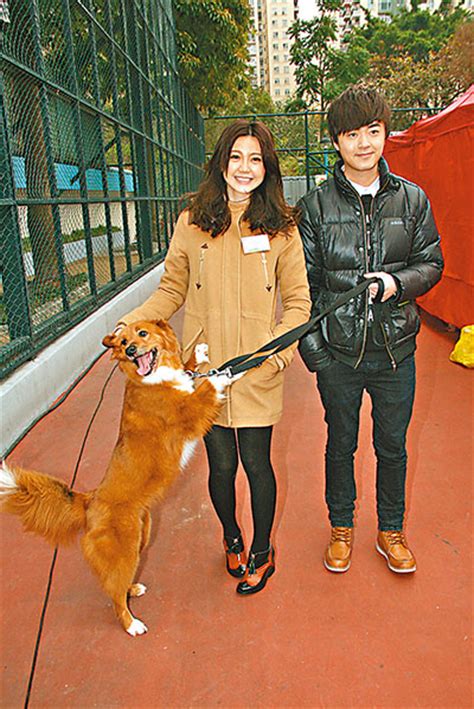 洪卓立 (ken) 的《帶著骨灰去旅行》，自派台以來，獲得一致的讚好，雖然歌名灰得有點可怕，但背後隱藏的，是一個關於ken與湯怡 (kathy) 的隔世約定，為歌曲在灰中帶出. 洪卓立形容跟湯怡是「兩公婆」 - 香港文匯報