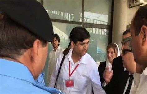 اسلام آباد ہائی کورٹ میں بھارتی سفارتکار جج کی تصاویر لیتے ہوئے پکڑا گیا