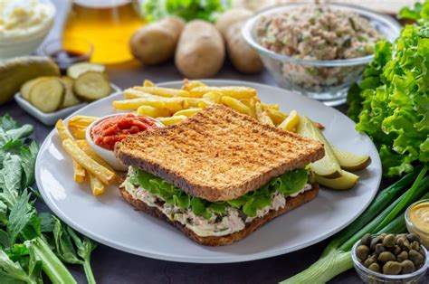 Sándwich De Atún Americano Auténtico Y Delicioso Tuna Salad Sandwich