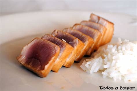 Cortamos el lomo de atún en finas lonchas de 3 a 4 mm de grosor. Receta. Lomos de atún con salsa de soja