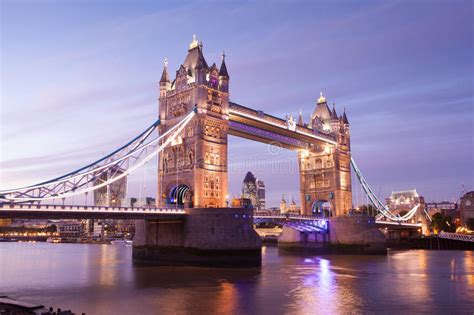 Een geweldige leuke stad waar dag en nacht altijd wat te doen is. De Brug Van De Toren, Londen, Engeland Redactionele ...