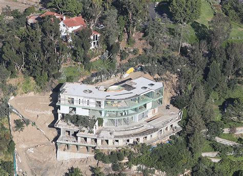 After being ordered to demolish mansion. Der Vater Gigi und Bella Hadid hat sich selbst in Konkurs ...