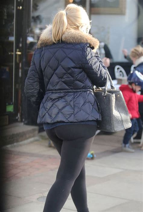 Holly Willoughby Shows Off Her Curvy Post Baby Figure In Leggings