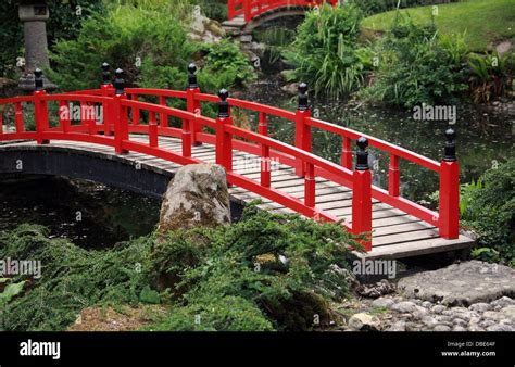 Red Wooden Bridge The Japanese Garden Cottered Hertfordshire Stock