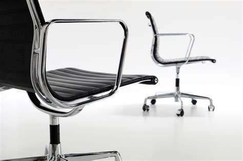Over the years, the chair has been produced in other colors and shapes. Charles Eames office chair in black leather - WAUWSHOP Belgium