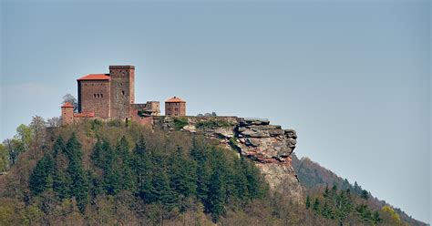 Die Burg Trifels Ist Eine Felsenburg Im Südlichen Pfälzerwald