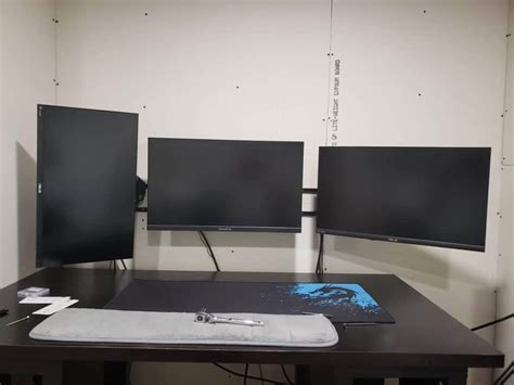 A Complete Guide To Triple Monitor Setup On A Small Desk The Nature