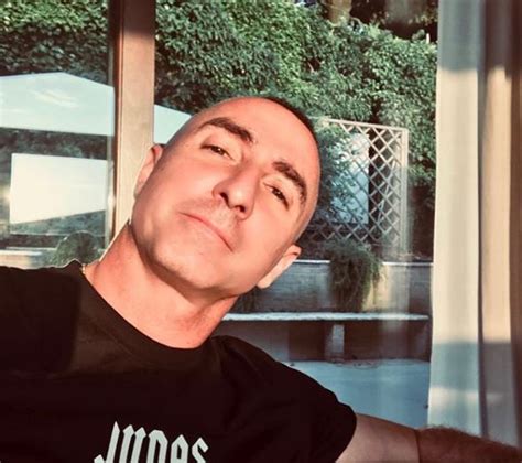 Veronica peparini ha vissuto un momento molto emozionante durante la terza manche della quinta puntata del serale di amici 2021 quando la sua ma come fai?, ha chiesto stefano rivolgendosi a veronica peparini. Chi è Giuliano Peparini