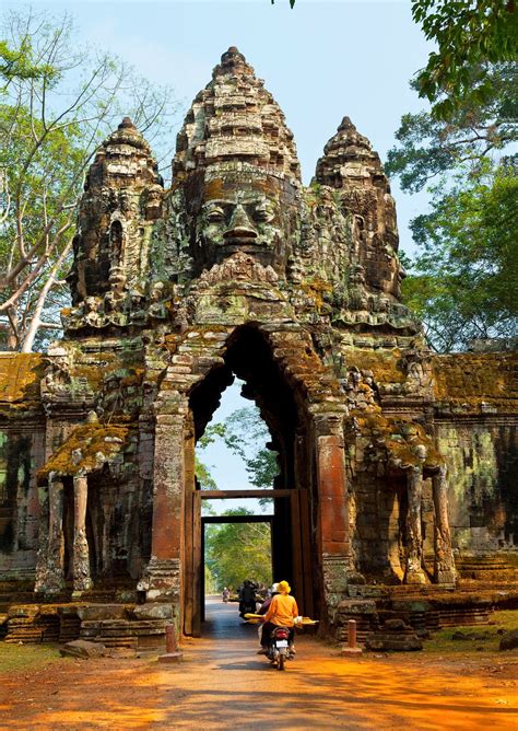 Enciclopedia Basica Angkor Thom Cinco Puertas Con Caras Del Rey