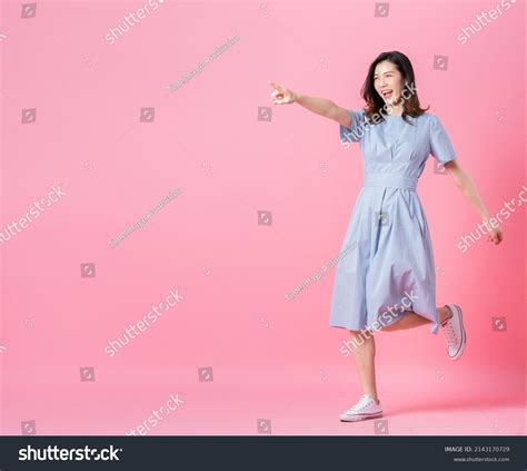 31087件の「日本人 女性 全身 若い」の画像、写真素材、ベクター画像 Shutterstock