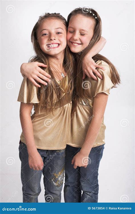 Zwei Kleine Mädchen Die Sich Umarmen Stockbilder Bild 5673854