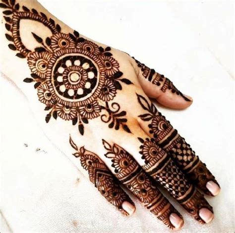 Arabic mehndi design mostly has decorative outlines, such as 3pakistani mehndi designs. Easy round / circle mehndi designs - Circular mehndi designs for hands