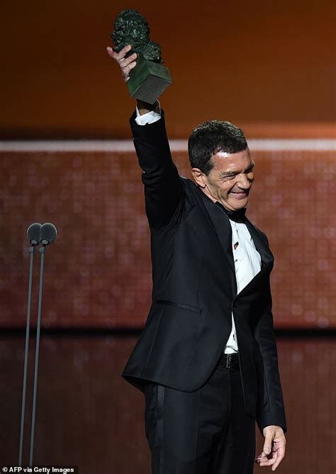 Antonio Banderas Wows In A Gold Suit And Top Hat As He Performs At
