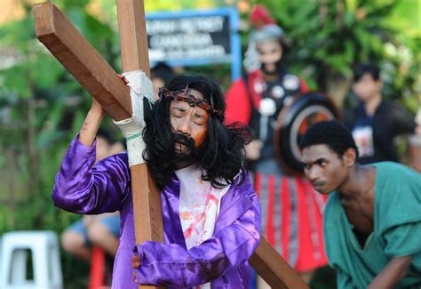 Christians around the world observe Good Friday with crucifixion reenactments - New York Daily News