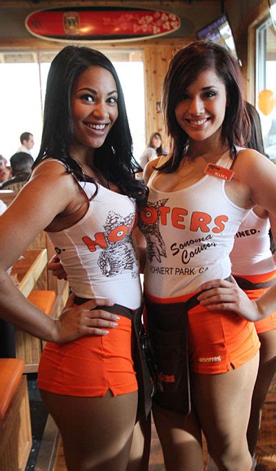 Hooters Opens In Rohnert Park