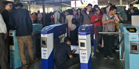 Commuter Train Ticketing System Upgrades Cause Long Queues In Stations City The Jakarta Post