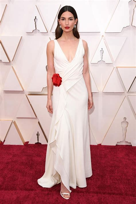 莉莉·奥尔德里奇的白礼服虽然看似平常，但这朵红玫瑰确实亮眼。 In 2020 Celebrity Dresses Celeb